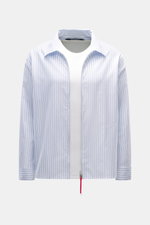 Front view of Jacquemus Light blue/white striped overshirt made of pure cotton oxford, slightly textured, oversized fit, turn-down collar, two-way zipper with decorative J-hook, classic sport cuff, and subtle logo stitching.