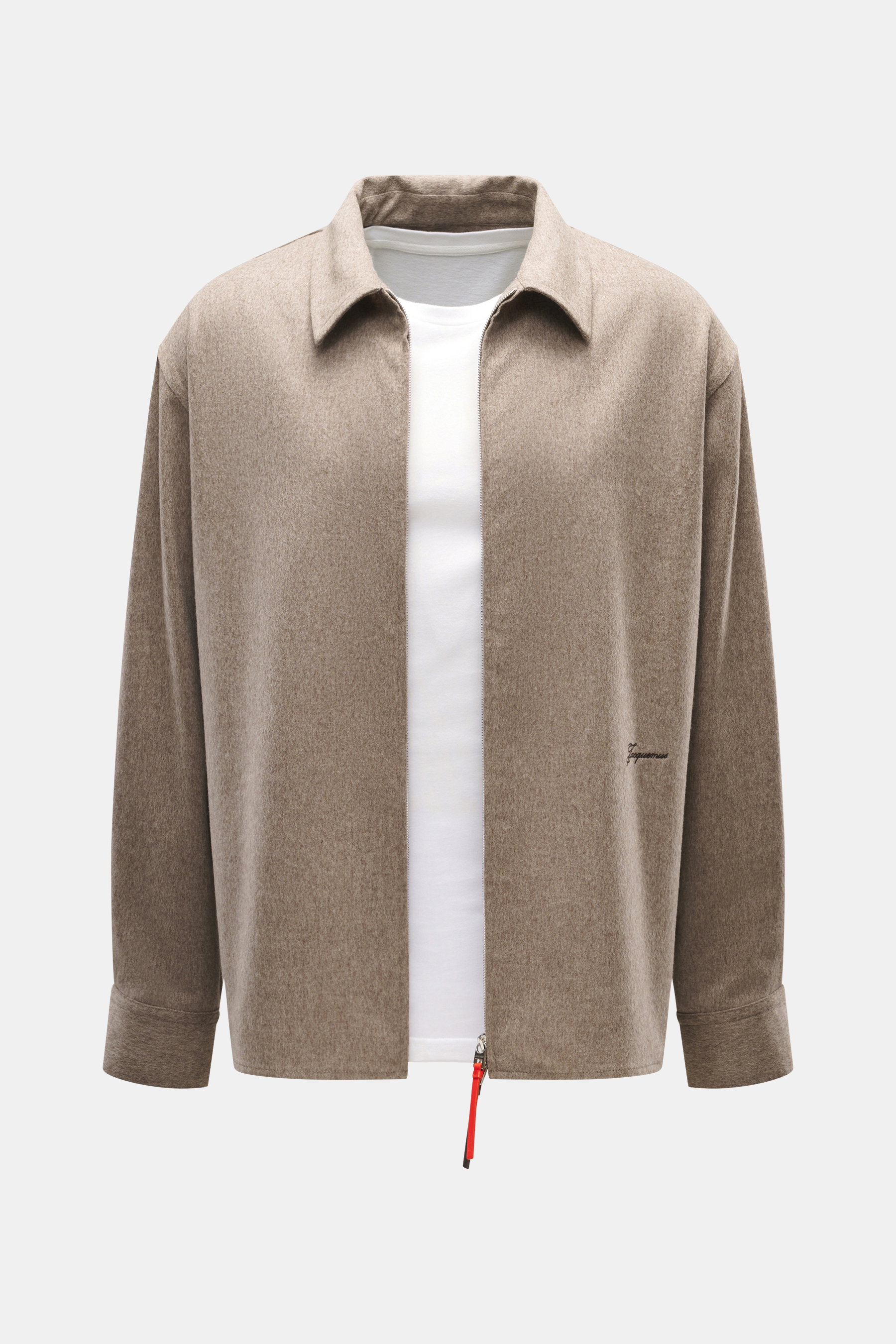 Front view of Jacquemus Overshirt taupe meliert in reine Schurwolle, soft touch, oversized fit, Umlegekragen, two-way zipper, logo stitching, decorative leather zipper pulls, classic sport cuffs, and straight hem.