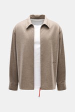 Front view of Jacquemus Overshirt taupe meliert in reine Schurwolle, soft touch, oversized fit, Umlegekragen, two-way zipper, logo stitching, decorative leather zipper pulls, classic sport cuffs, and straight hem.