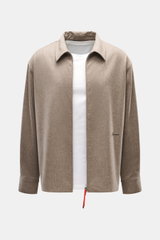 Front view of Jacquemus Overshirt taupe meliert in reine Schurwolle, soft touch, oversized fit, Umlegekragen, two-way zipper, logo stitching, decorative leather zipper pulls, classic sport cuffs, and straight hem.