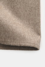 Close-up front view of Jacquemus Overshirt taupe meliert showing reine Schurwolle, weicher Griff, Oversized Fit, Umlegekragen, Zwei-Wege-Reißverschluss, Logo-Stitching on front, decorative leather zipper pullers, classic sport cuffs, and straight hem.
