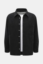 Jacquemus Overshirt schwarz aus Denim Baumwolle, weicher Griff, Oversized Fit, Umlegekragen, glatte Knopfleiste, Fronttaschen, Logo-Brusttasche, J-Haken, Sportmanschette, gerundeter Saum, Vorderansicht.