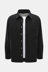 Jacquemus Overshirt schwarz aus Denim Baumwolle, weicher Griff, Oversized Fit, Umlegekragen, glatte Knopfleiste, Fronttaschen, Logo-Brusttasche, J-Haken, Sportmanschette, gerundeter Saum, Vorderansicht.