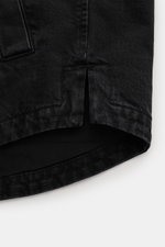 Nahaufnahme vom unteren Saum des Jacquemus Overshirt schwarz, Denim aus reiner Baumwolle mit weichem Griff, Oversized Fit, gerundetem Saum, paspelierten Fronttaschen und dekorativem J-Haken.