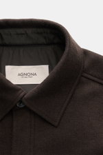Nahaufnahme des Kragens vom Agnona Overshirt dunkelbraun aus Wolle-Cashmere-Mix, Slim Fit, mit Umlegekragen und Innenfutter.