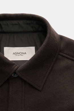 Nahaufnahme des Kragens vom Agnona Overshirt dunkelbraun aus Wolle-Cashmere-Mix, Slim Fit, mit Umlegekragen und Innenfutter.