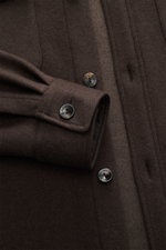 Nahaufnahme des dunkelbraunen Agnona Overshirts aus Wolle-Cashmere-Mix, Slim Fit, mit Umlegekragen, sechs Knöpfen und klassischer Sportmanschette.