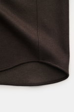 Nahaufnahme des gerundeten Saumverlaufs vom dunkelbraunen Agnona Overshirt aus Wolle-Cashmere-Mix mit weichem Griff und Slim Fit.