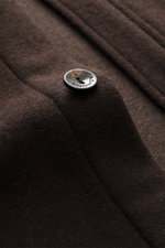 Nahaufnahme des dunkelbraunen Agnona Overshirts aus Wolle-Cashmere-Mix, Fokus auf Knopf mit Logo, weicher Jersey, Slim Fit, Sportmanschette.