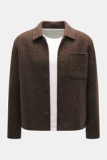 Frontale Nahaufnahme des Percival Overshirt braun meliert mit Umlegekragen, Slim Fit, aufgesetzter Brusttasche, soften Futterstoff, Mix aus Wolle, Microfaser und Baumwolle in leicht griffiger Qualität.