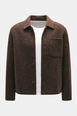 Frontale Nahaufnahme des Percival Overshirt braun meliert mit Umlegekragen, Slim Fit, aufgesetzter Brusttasche, soften Futterstoff, Mix aus Wolle, Microfaser und Baumwolle in leicht griffiger Qualität.