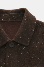 Nahaufnahme des Percival Overshirt braun meliert, Slim Fit, Umlegekragen, aufgesetzte Brusttasche, weiches Innenfutter, Mix aus Wolle, Microfaser und Baumwolle, leicht griffige Qualität, von schräg oben fotografiert.