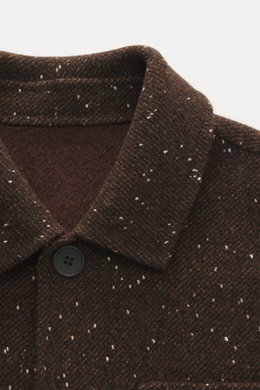 Nahaufnahme des Percival Overshirt braun meliert, Slim Fit, Umlegekragen, aufgesetzte Brusttasche, weiches Innenfutter, Mix aus Wolle, Microfaser und Baumwolle, leicht griffige Qualität, von schräg oben fotografiert.