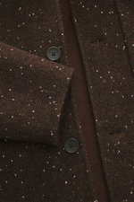 Nahaufnahme des Percival Overshirt braun meliert aus leicht griffiger Woll-Microfaser-Baumwoll-Mischung, Slim Fit, Umlegekragen, aufgesetzte Brusttasche, softer Futterstoff, von vorne fotografiert.