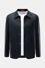 Barena Overshirt dark navy aus leicht elastischer Schurwolle, Regular Fit, Unconstructed Design, mit Vier-Knopf-Leiste, Umlegekragen, Brust- und Hüfttaschen, Ärmel mit Knopf, zwei Innentaschen, frontal fotografiert.