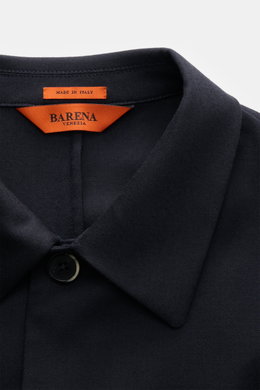 Nahaufnahme des Barena Overshirt dark navy von schräg oben, aus leicht elastischer Schurwolle, Regular Fit, mit Umlegekragen, Vier-Knopf-Leiste, aufgesetzten Brust- und Hüfttaschen, Ärmelabschlüssen mit Knopf, Unconstructed Design und zwei Innentaschen, w