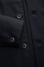 Nahaufnahme des Barena Overshirt dark navy von schräg oben, Regular Fit, leicht elastische Schurwolle, weicher Griff, Vier-Knopf-Leiste, Umlegekragen, aufgesetzte Brust- und Hüfttaschen, Ärmel mit Knopf, Unconstructed Design, zwei Innentaschen.