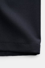 Barena Overshirt dark navy, Nahaufnahme Ärmelabschluss mit Knopf, leicht elastische Schurwolle, weicher Griff, Regular Fit, Unconstructed Design, vier Knöpfe, Umlegekragen, aufgesetzte Brust- und Hüfttaschen, zwei Innentaschen, seitliche Perspektive.