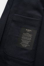 Nahaufnahme des Barena Overshirt dark navy aus leicht elastischer Schurwolle, weicher Griff, Regular Fit, Vier-Knopf-Leiste, Umlegekragen, aufgesetzte Brust- und Hüfttaschen, Ärmelabschlüsse mit Knopf, Unconstructed Design, zwei Innentaschen, fotografiert