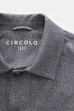 Nahaufnahme des Circolo 1901 Jersey-Overshirts grau gemustert von schräg oben, mit Umlegekragen, Jersey aus elastischer Baumwolle, softem Griff und Webmuster-Print.