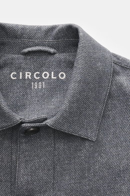 Nahaufnahme des Circolo 1901 Jersey-Overshirts grau gemustert von schräg oben, mit Umlegekragen, Jersey aus elastischer Baumwolle, softem Griff und Webmuster-Print.