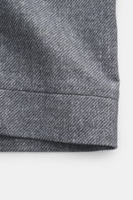 Nahaufnahme des grauen gemusterten Circolo 1901 Jersey-Overshirts, Details des Webmuster-Prints, weiches Innenfutter und Ärmelabschluss, fotografiert von vorne unten.