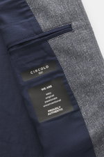 Nahaufnahme des weich gefütterten Circolo 1901 Jersey-Overshirt grau gemustert von innen, zeigt Innentasche und Label, schräg von oben.