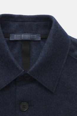 Close-up, top-down view of the Harris Wharf London Cashmere overshirt navy melange collar and buttons, pure cashmere, knitted and felted quality, very soft touch, raw-edge finish, slim fit, five-button placket, turn-down collar, patch chest pockets with f