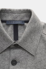Harris Wharf London Cashmere overshirt grey melange shown from a close-up front perspective, featuring pure cashmere, knitted and felted quality, very soft touch, raw-edge finish, slim fit, five-button placket, turn-down collar, patch chest pockets with f