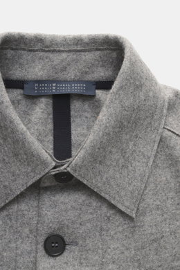 Harris Wharf London Cashmere overshirt grey melange shown from a close-up front perspective, featuring pure cashmere, knitted and felted quality, very soft touch, raw-edge finish, slim fit, five-button placket, turn-down collar, patch chest pockets with f