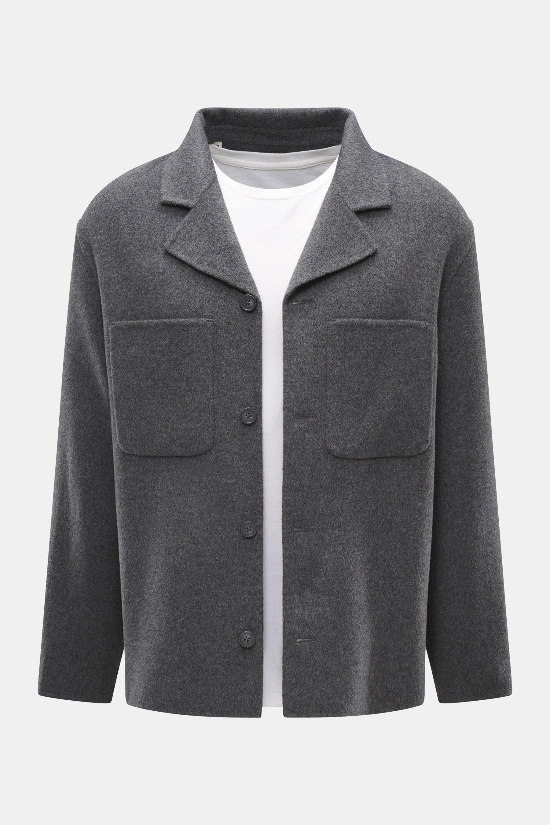 Frontansicht der Officine Générale Overshirt 'Hayri' dunkelgrau aus reiner Wolle mit weichem Griff, Regular Fit, Vier-Knopf-Leiste, fallendem Revers, aufgesetzten Fronttaschen und Unconstructed-Design.