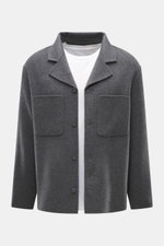 Frontansicht der Officine Générale Overshirt 'Hayri' dunkelgrau aus reiner Wolle mit weichem Griff, Regular Fit, Vier-Knopf-Leiste, fallendem Revers, aufgesetzten Fronttaschen und Unconstructed-Design.