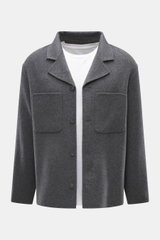 Frontansicht der Officine Générale Overshirt 'Hayri' dunkelgrau aus reiner Wolle mit weichem Griff, Regular Fit, Vier-Knopf-Leiste, fallendem Revers, aufgesetzten Fronttaschen und Unconstructed-Design.