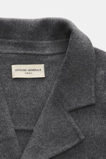 Nahaufnahme des fallenden Revers und Kragens der Officine Générale Overshirt 'Hayri' dunkelgrau, reine Wolle, weicher Griff, Regular Fit, Vier-Knopf-Leiste, aufgesetzte Fronttaschen, Unconstructed-Design.