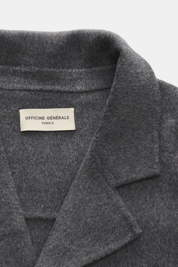 Nahaufnahme des fallenden Revers und Kragens der Officine Générale Overshirt 'Hayri' dunkelgrau, reine Wolle, weicher Griff, Regular Fit, Vier-Knopf-Leiste, aufgesetzte Fronttaschen, Unconstructed-Design.