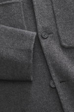 Officine Générale Overshirt 'Hayri' dunkelgrau, Detailaufnahme seitlich, reine Wolle, weicher Griff, Regular Fit, Vier-Knopf-Leiste, fallendes Revers, aufgesetzte Fronttaschen, Unconstructed-Design.