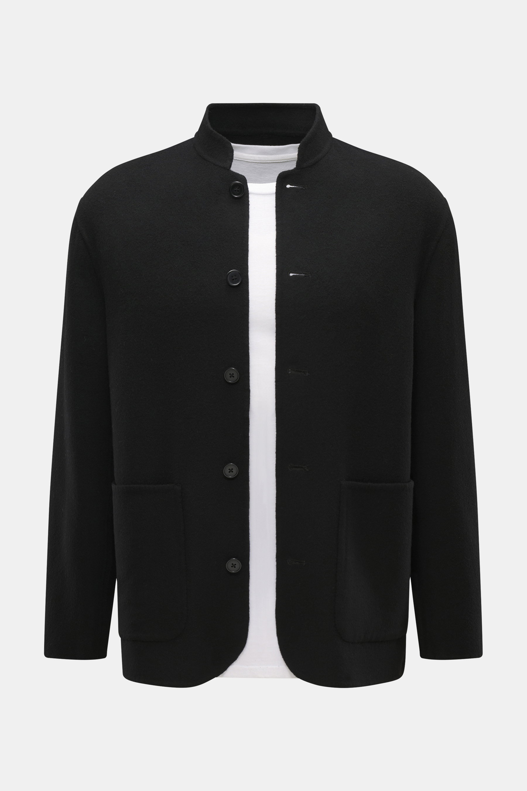 Frontansicht des Officine Générale Overshirt 'Simao' schwarz, reine Wolle, weicher Griff, Regular Fit, Fünf-Knopf-Leiste, Stehkragen, aufgesetzte Fronttaschen, Unconstructed-Design.