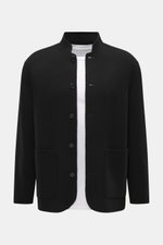 Frontansicht des Officine Générale Overshirt 'Simao' schwarz, reine Wolle, weicher Griff, Regular Fit, Fünf-Knopf-Leiste, Stehkragen, aufgesetzte Fronttaschen, Unconstructed-Design.