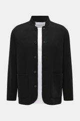 Frontansicht des Officine Générale Overshirt 'Simao' schwarz, reine Wolle, weicher Griff, Regular Fit, Fünf-Knopf-Leiste, Stehkragen, aufgesetzte Fronttaschen, Unconstructed-Design.