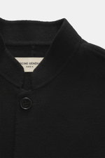 Officine Générale Overshirt 'Simao' schwarz, Nahaufnahme von Stehkragen und Fünf-Knopf-Leiste, reine Wolle, weicher Griff, Regular Fit, aufgesetzte Fronttaschen, Unconstructed-Design.