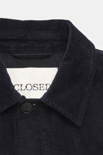Close-up front view of Closed Cord Overshirt 'Atelier' navy with point collar, black button, and corduroy texture.

Description: <p>Casual through the new season: For relaxed combinations, CLOSED presents the modern overshirt 'Atelier' made of cotton cord