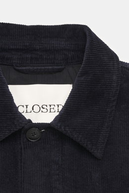 Close-up front view of Closed Cord Overshirt 'Atelier' navy with point collar, black button, and corduroy texture.

Description: <p>Casual through the new season: For relaxed combinations, CLOSED presents the modern overshirt 'Atelier' made of cotton cord
