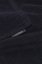 Close-up front view of the navy cotton corduroy texture and "Closed" label on the Closed Cord Overshirt 'Atelier' navy.

Description: Casual through the new season: For relaxed combinations, CLOSED presents the modern overshirt 'Atelier' made of cotton co