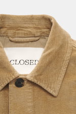 Close-up front view of the Closed Cord overshirt 'Atelier' light brown corduroy collar and button.

Description:  
<p>Casual through the new season: For relaxed combinations, CLOSED presents the modern overshirt 'Atelier' made of cotton corduroy, which is