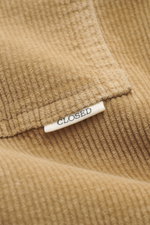 Close-up front view of the Closed Cord overshirt 'Atelier' light brown, showcasing cotton corduroy texture and label.

Description: 
<p>Casual through the new season: For relaxed combinations, CLOSED presents the modern overshirt 'Atelier' made of cotton 