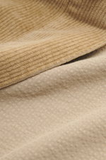Close-up of light brown corduroy fabric texture from the Closed Cord overshirt 'Atelier,' photographed from a side angle.

Description:  
<p>Casual through the new season: For relaxed combinations, CLOSED presents the modern overshirt 'Atelier' made of co
