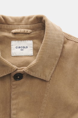 Nahaufnahme des Kragens vom Circolo 1901 Cord-Overshirt hellbraun, fotografiert von vorne, Cord aus elastischer Baumwolle, softer Griff, Slim Fit, Umlegekragen, französische Knopfleiste, aufgesetzte Hüft- und Brusttaschen, unconstructed Design, eine Innen