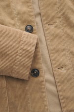 Nahaufnahme des Circolo 1901 Cord-Overshirt hellbraun von oben, Slim Fit, Cord aus elastischer Baumwolle, softer Griff, Umlegekragen, französische Knopfleiste, aufgesetzte Hüft- und Brusttaschen, unconstructed Design, eine Innentasche.