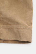 Nahaufnahme von hellbraunem Cordstoff des Circolo 1901 Cord-Overshirt, elastische Baumwolle, softer Griff, Slim Fit, Umlegekragen, französische Knopfleiste, aufgesetzte Hüft- und Brusttaschen, unconstructed Design, eine Innentasche, Detailansicht von unte