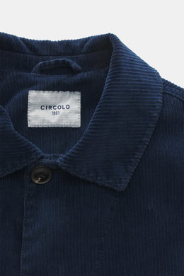 Nahaufnahme von Circolo 1901 Cord-Overshirt dunkelblau, elastischer Baumwollcord, softer Griff, Slim Fit, Umlegekragen, französische Knopfleiste, aufgesetzte Taschen, unconstructed Design, Innentasche.